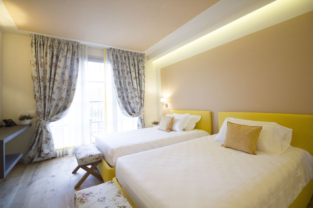 Suite, Multiple Beds - Photo 2