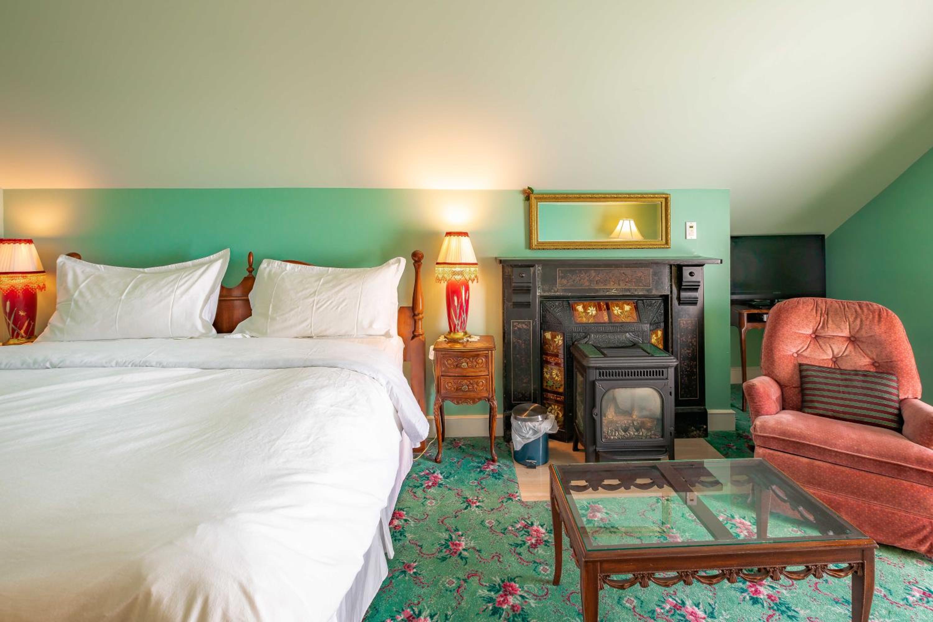 Deluxe King Room photo 1