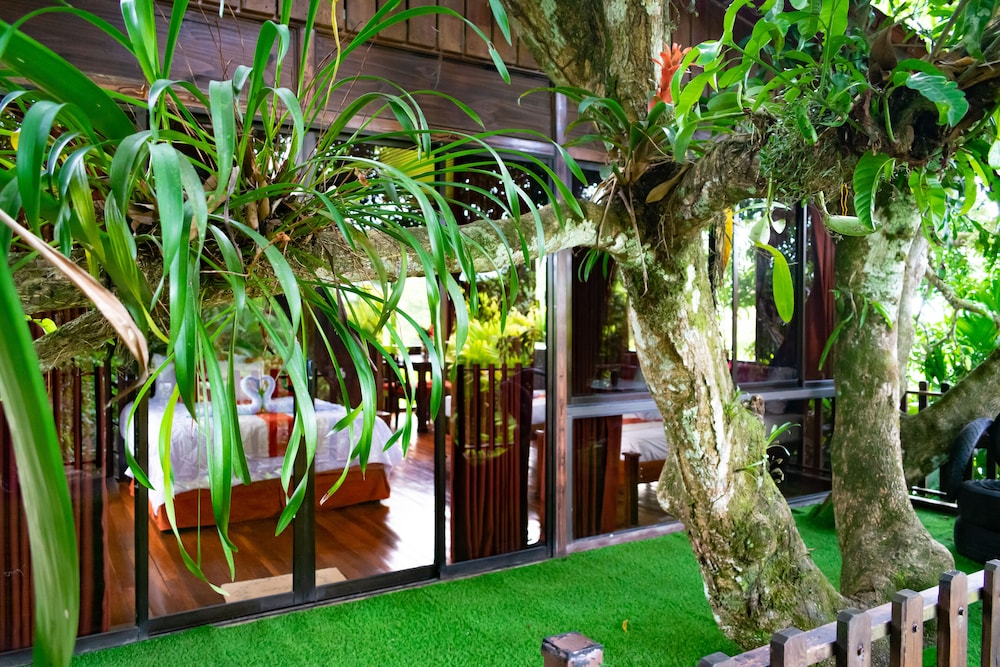 Deluxe Treehouse photo 1