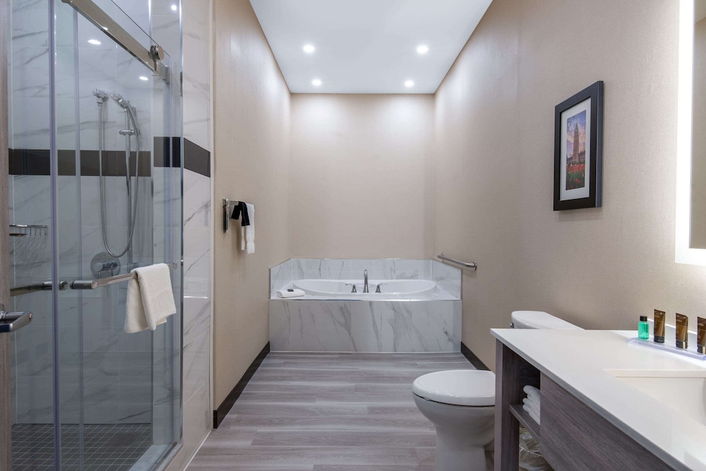 Superior Room, 1 King Bed, Non Smoking - Photo 10