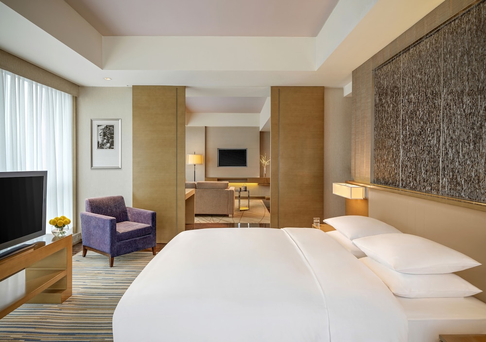Regency Suite, 1 King Bed (8F-28F) photo 1