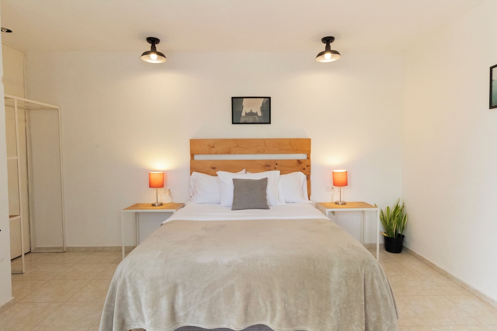 Basic Room, 1 Queen Bed photo 1