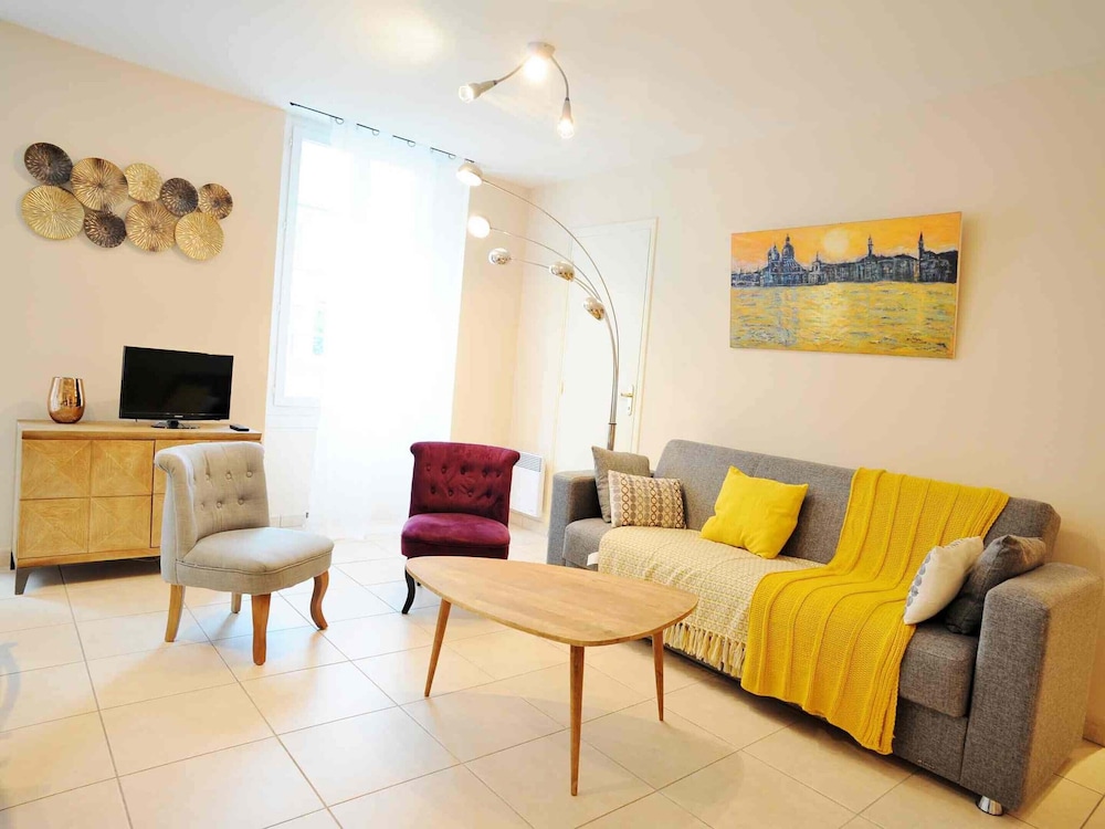 Standard Apartment, 1 Living-Room, 2 Bedrooms, Kitchen Us06088005181kp