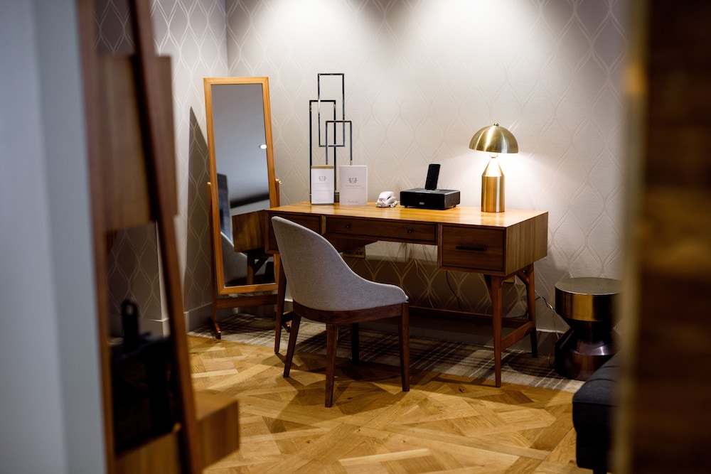 Executive Suite - Photo 6