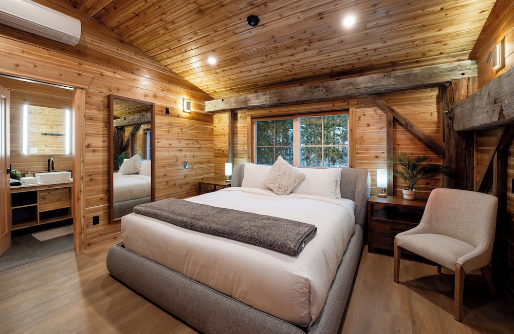 Luxury Chalet, 3 Bedrooms, Hot Tub, Mountain View photo 3