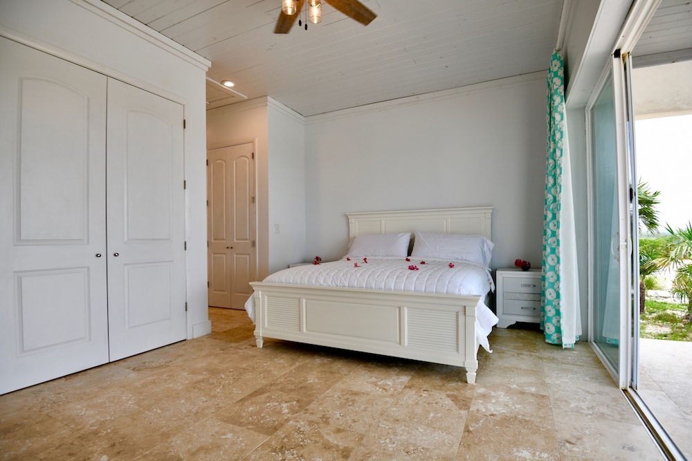 Comfort Bungalow, 1 King Bed, Non Smoking, Beach View photo 1