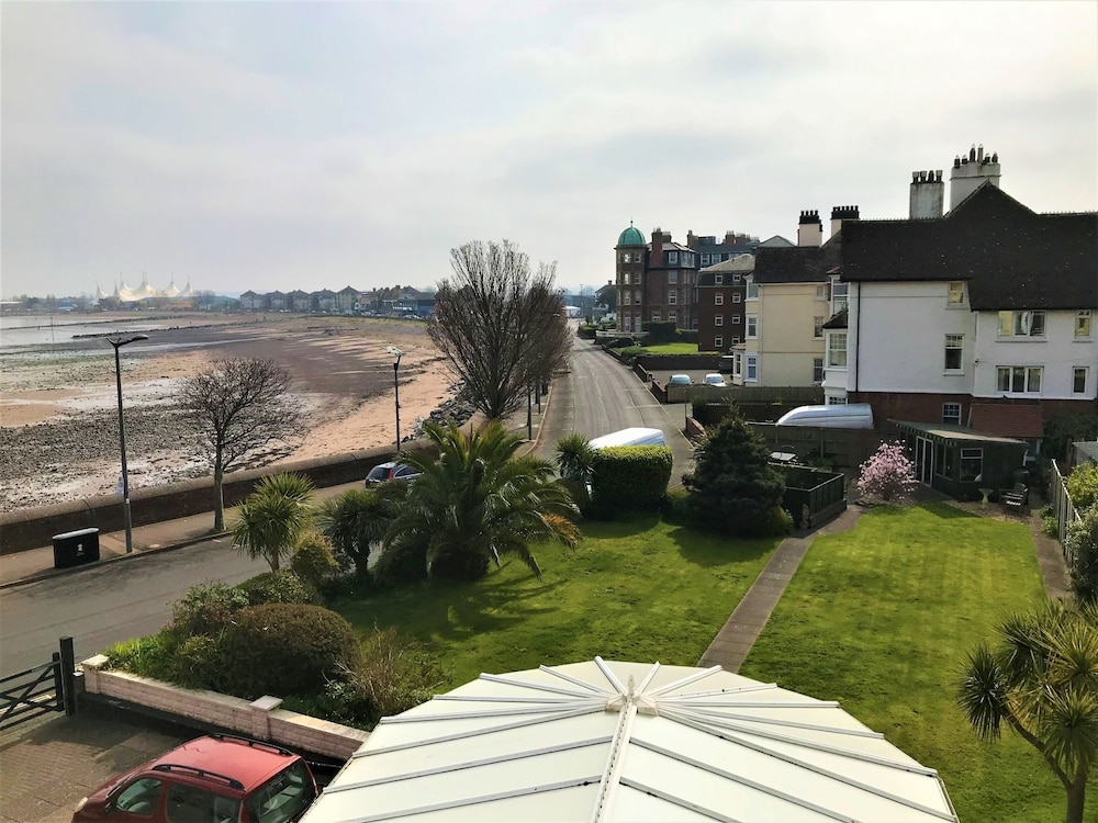 Luxury Apartment, Ensuite, Sea View (Penthouse Sleeps 4) photo 2