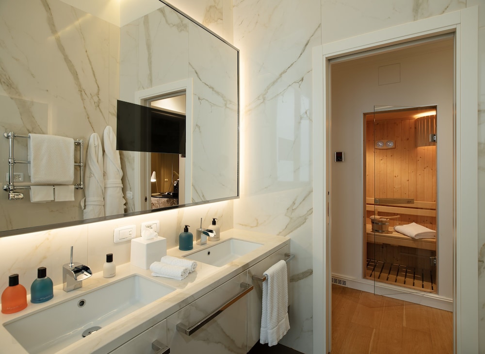Corner Spa Suite photo 3