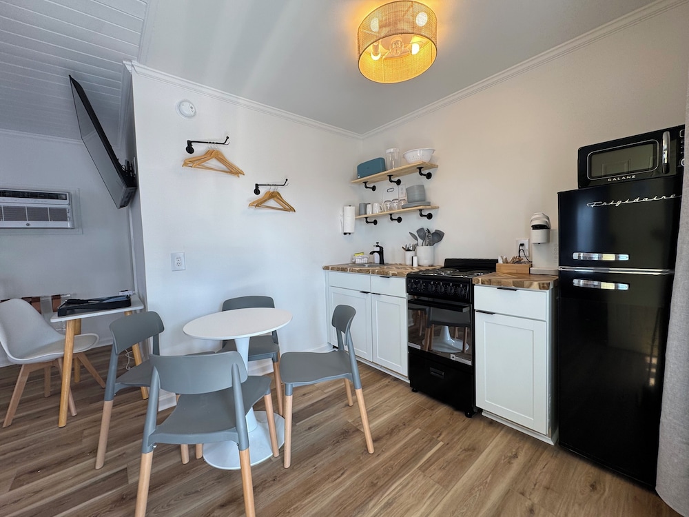 Classic Studio, 2 Queen Beds, Non Smoking, Kitchenette