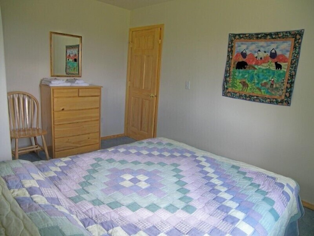 Panoramic Room, 1 Queen Bed, Shared Bathroom, Mountain View photo 2