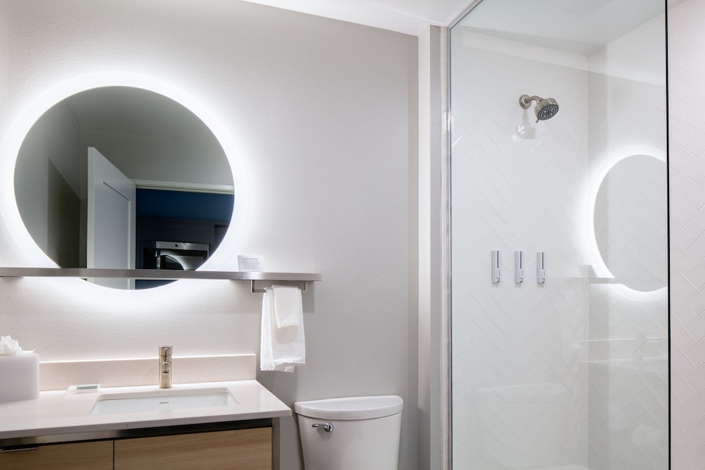 Suite, 1 Bedroom - Photo 7