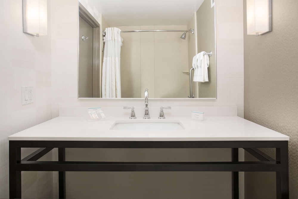 Suite, 2 Queen Beds photo 2
