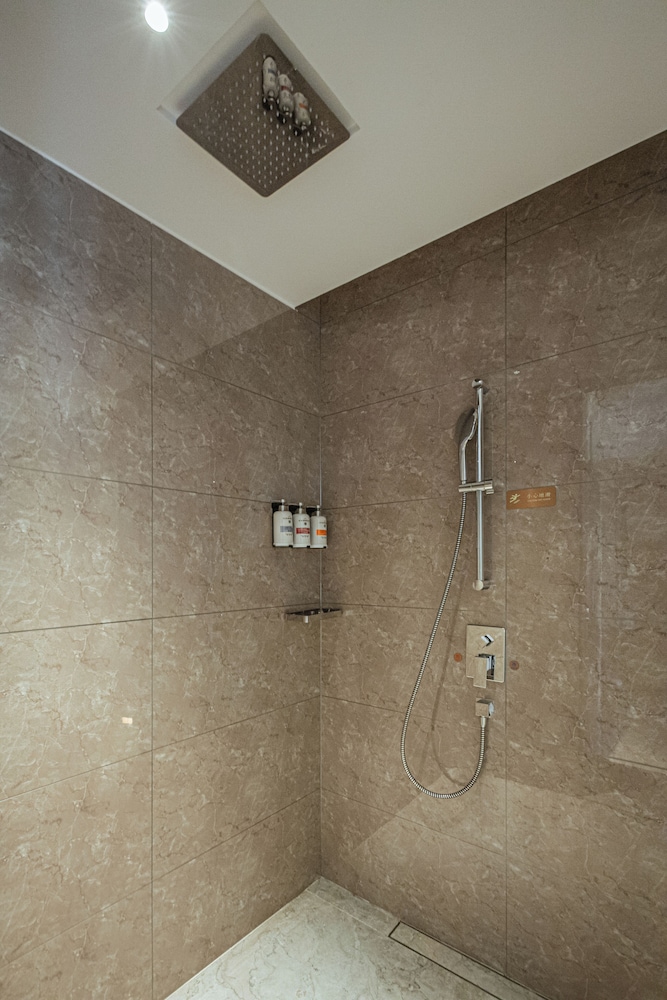 DELUXE SKY ROOM, 1 King Size Bed, Private Balcony, City View - Photo 2