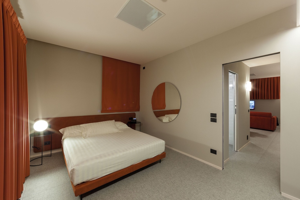 Family Room, 1 Queen Bed, Non Smoking, Balcony (with Two Single SofaBeds) - Photo 5