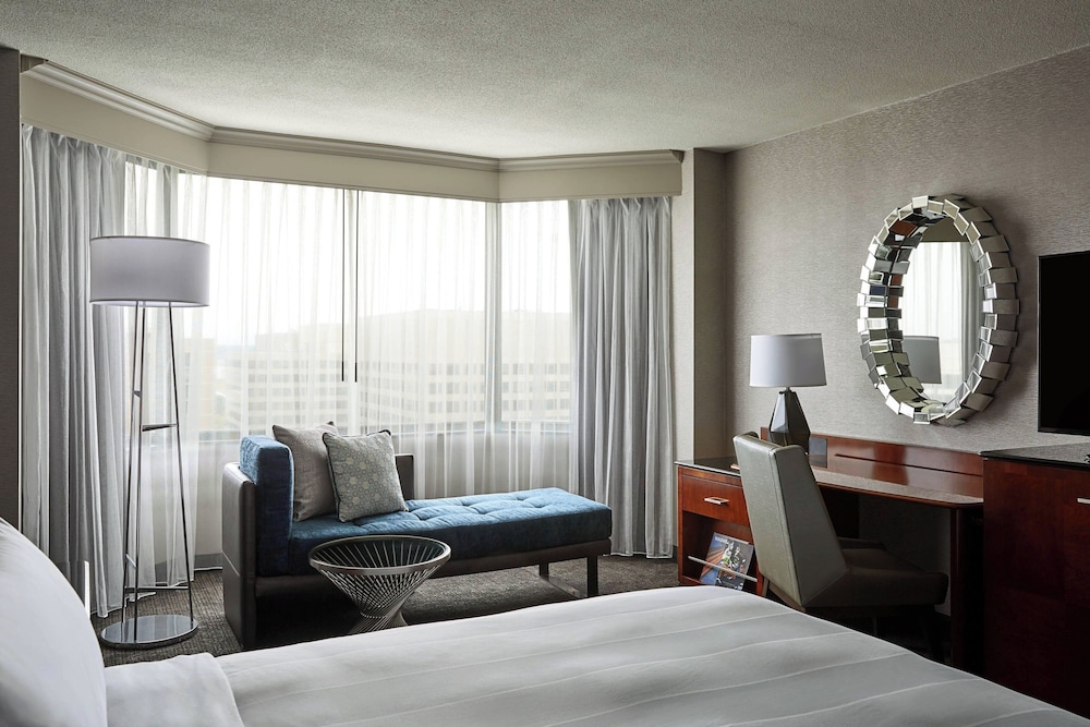 Club Room, 1 King Bed - Photo 1