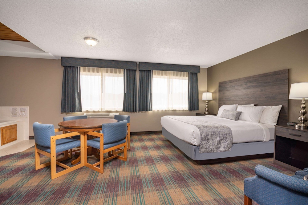 Studio Suite, 1 King Bed, Non Smoking - Photo 1