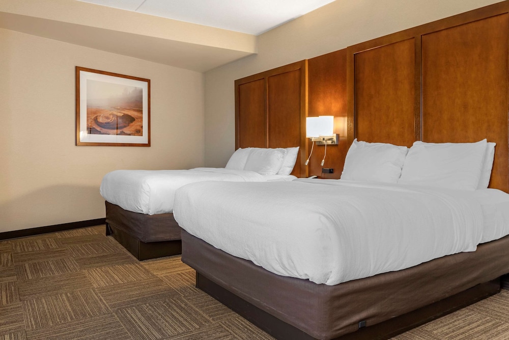 Ground Floor Lake View Queen Suite photo 2