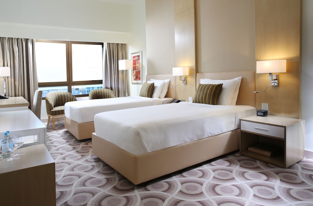 Deluxe Room - Complimentary Shuttle Bus to Beach & Mall of the Emirates photo 2
