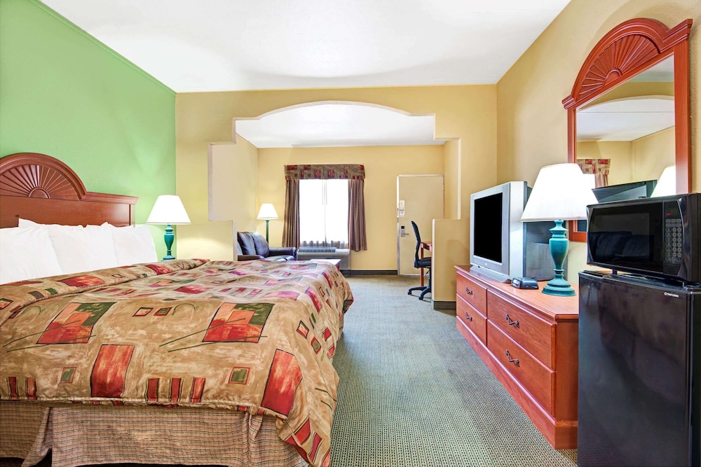 Deluxe Studio Suite, 1 King Bed, Non Smoking - Photo 1