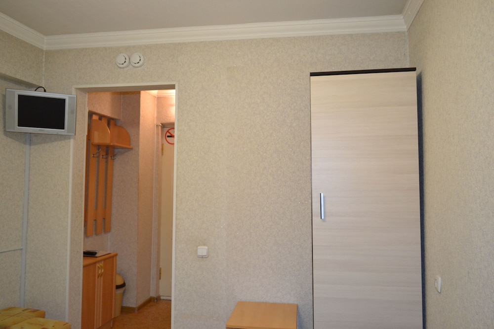 Standard Twin Room, No Windows photo 2