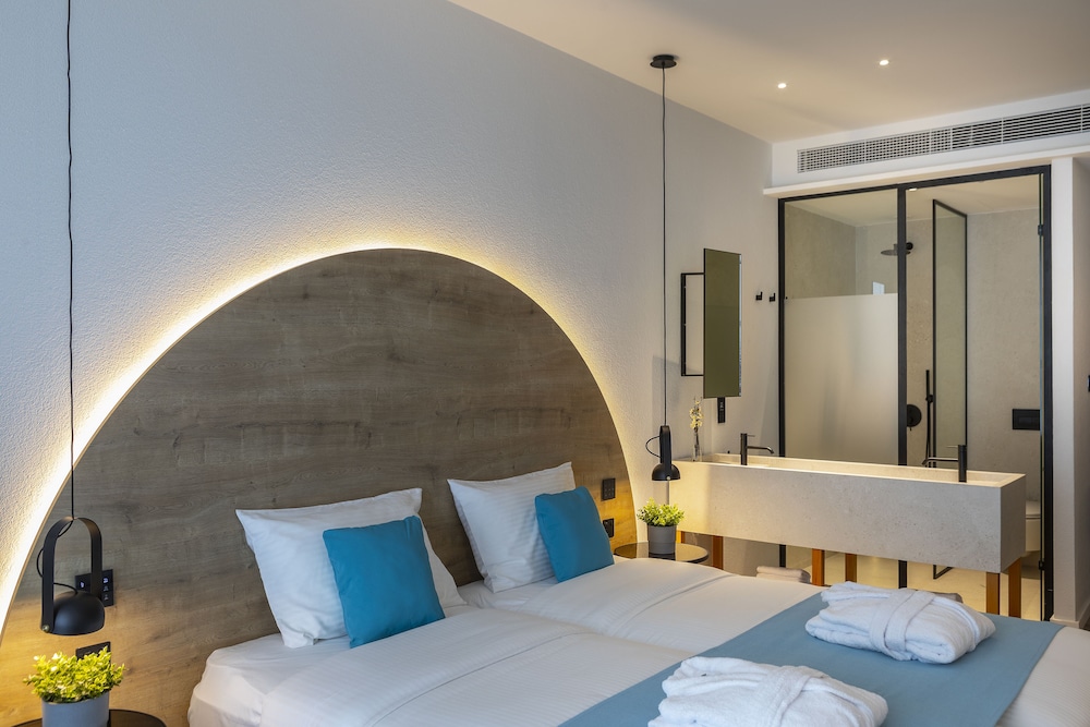 Deluxe Suite, Sea View (Front) - Photo 6