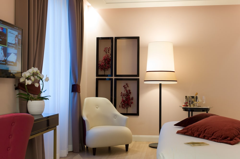Deluxe Double Room, 1 King Bed (Queen) photo 3