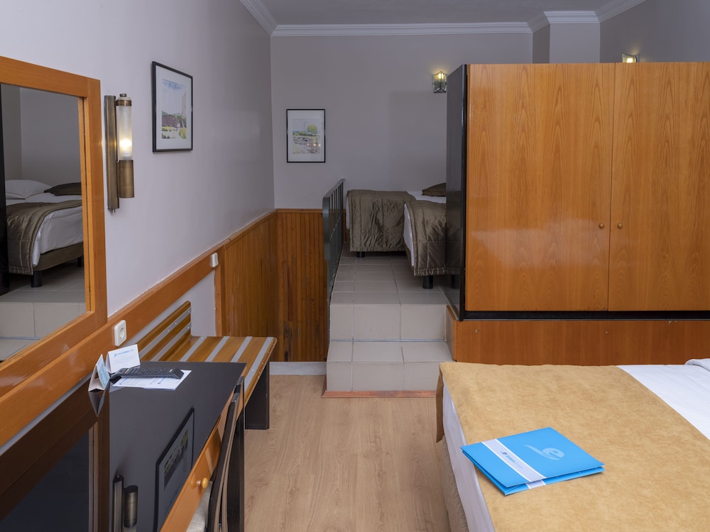 Junior Quadruple Room photo 3