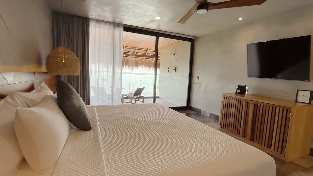 Deluxe Room, 1 King Bed, Balcony, Lagoon View
