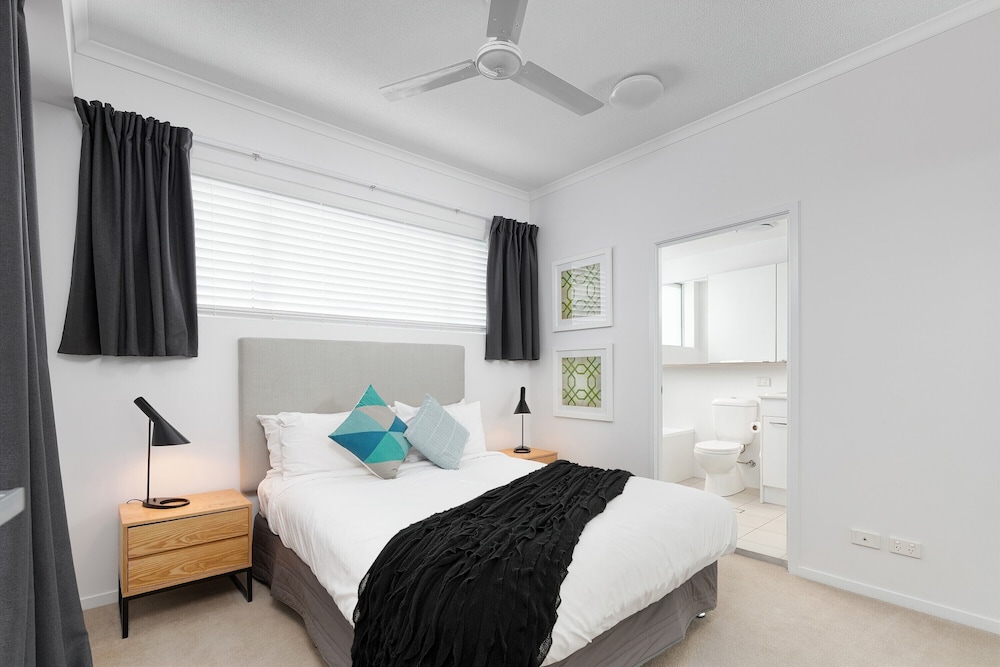 2 Bedroom 2 Queens photo 2