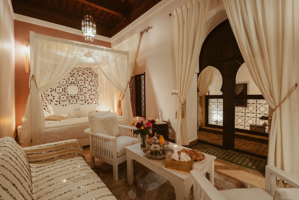 Romantic Suite, 1 King Bed, Courtyard View