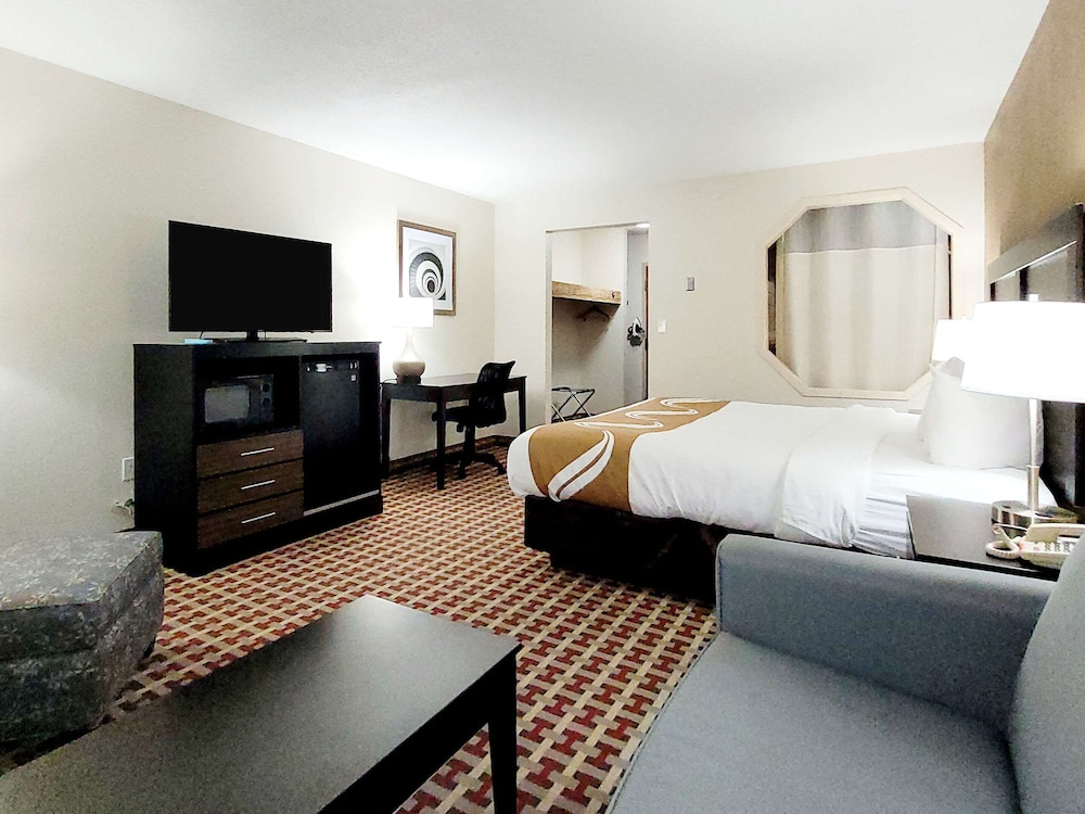 Suite, 1 King Bed, Non Smoking, Jetted Tub - Photo 4