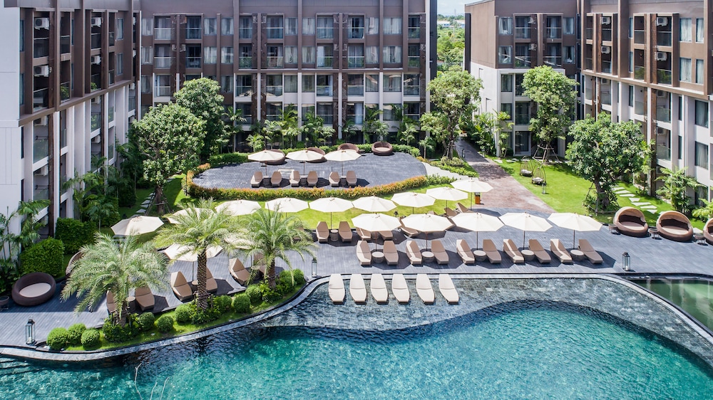 Grand Deluxe Pool View Room - Photo 6