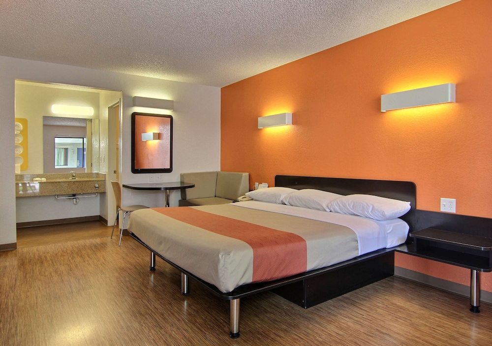 Standard Room, 1 King Bed, Non Smoking photo 1