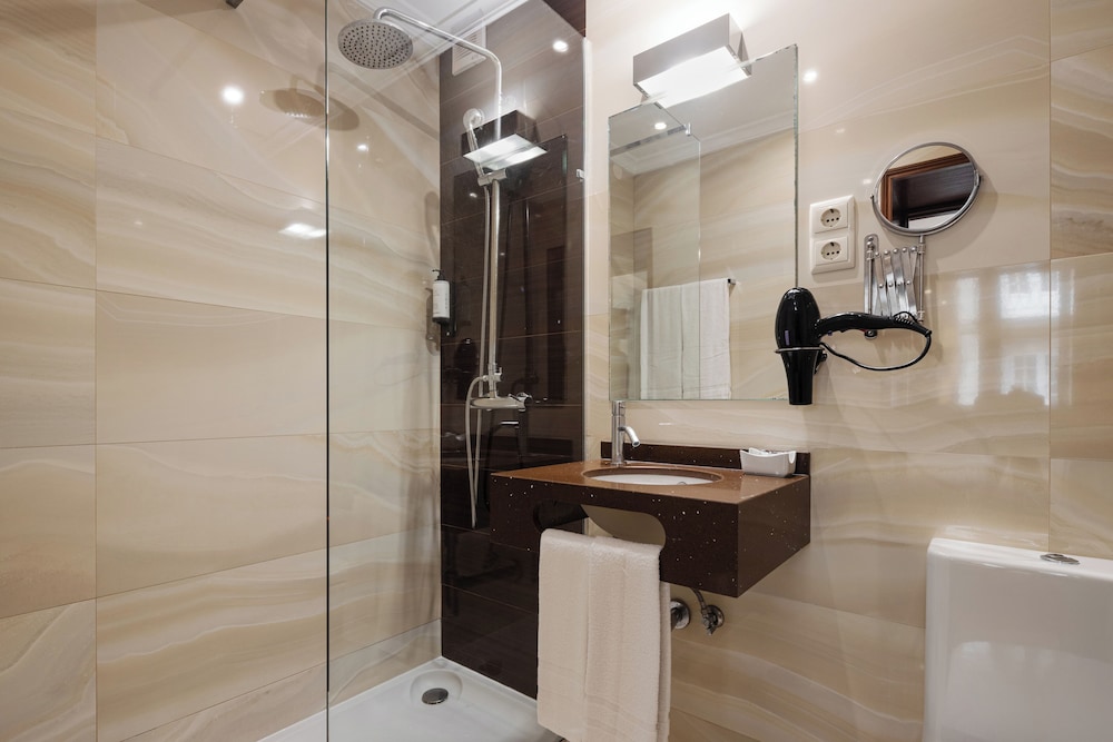Double or Twin Room - Photo 6