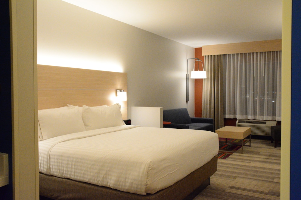 Suite, 1 King Bed with Sofa bed photo 2