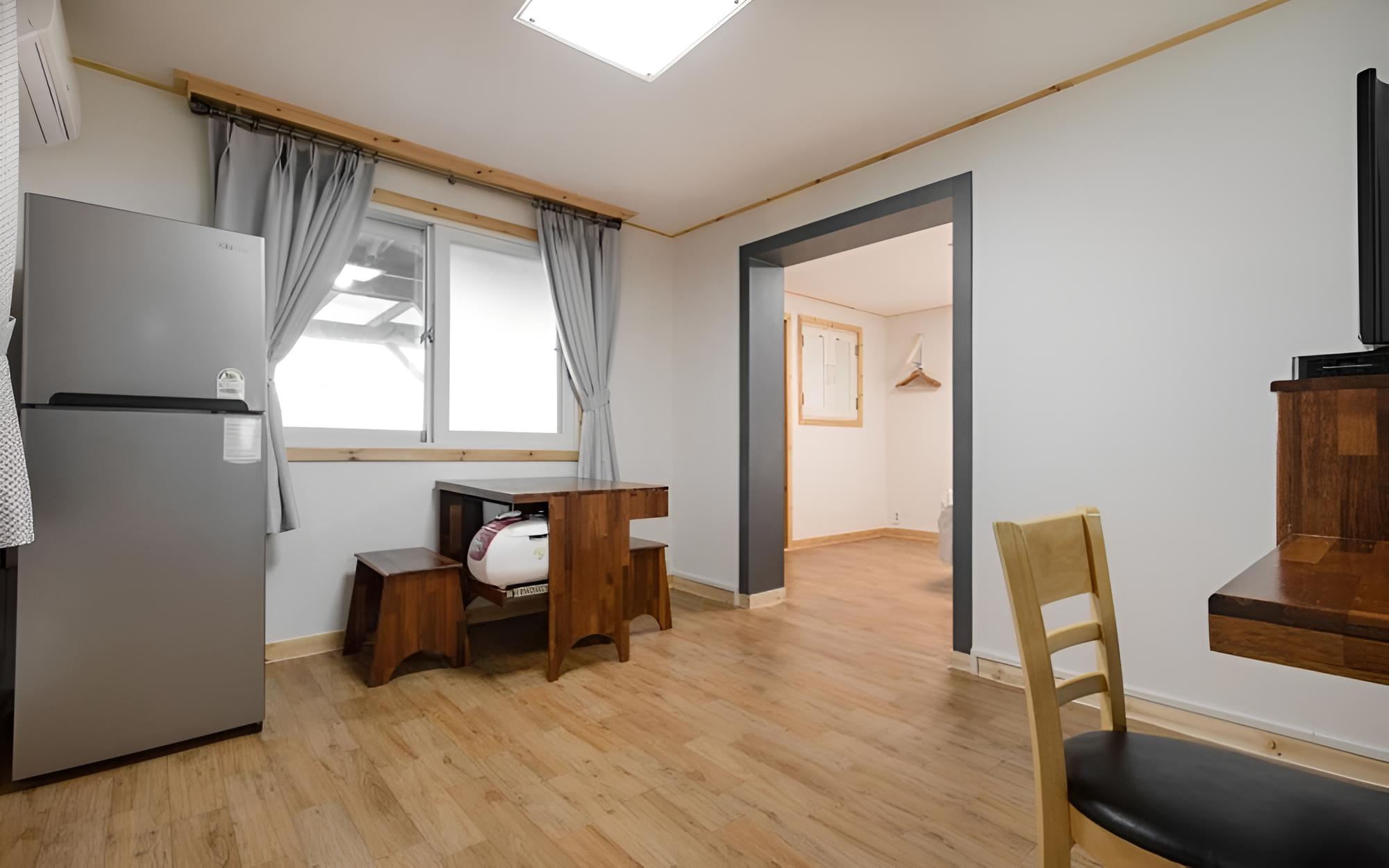 Room (Room 202) - Photo 1