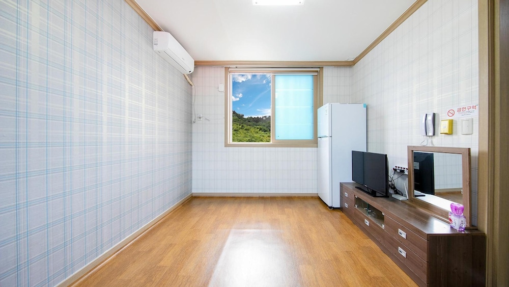 Basic Room, 1 Bedroom (201) - Photo 1
