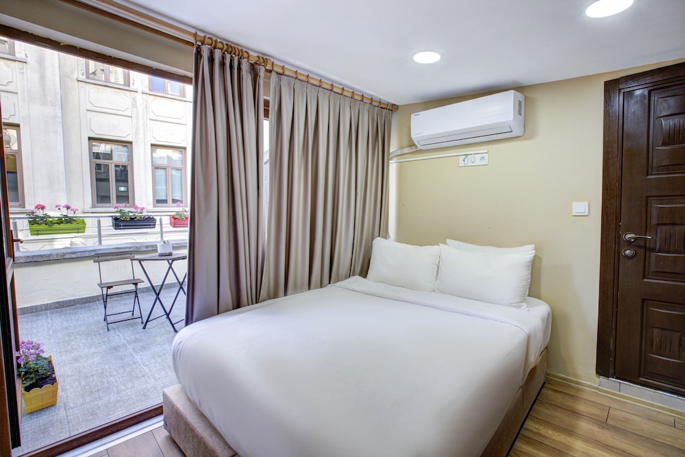 Standard Room, 1 Queen Bed, Terrace, City View photo 2