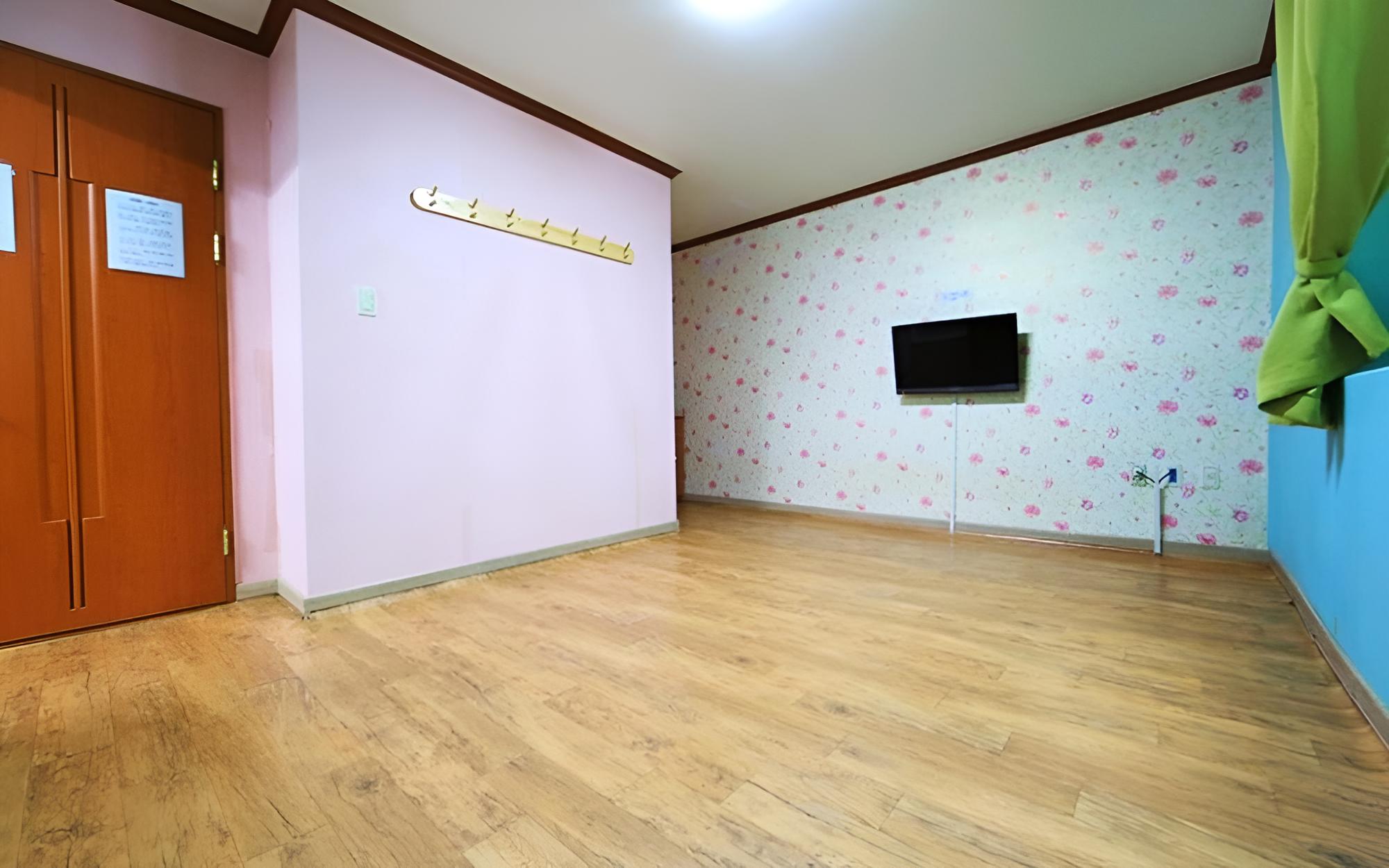 Room (Room 102 (Semi-basement))