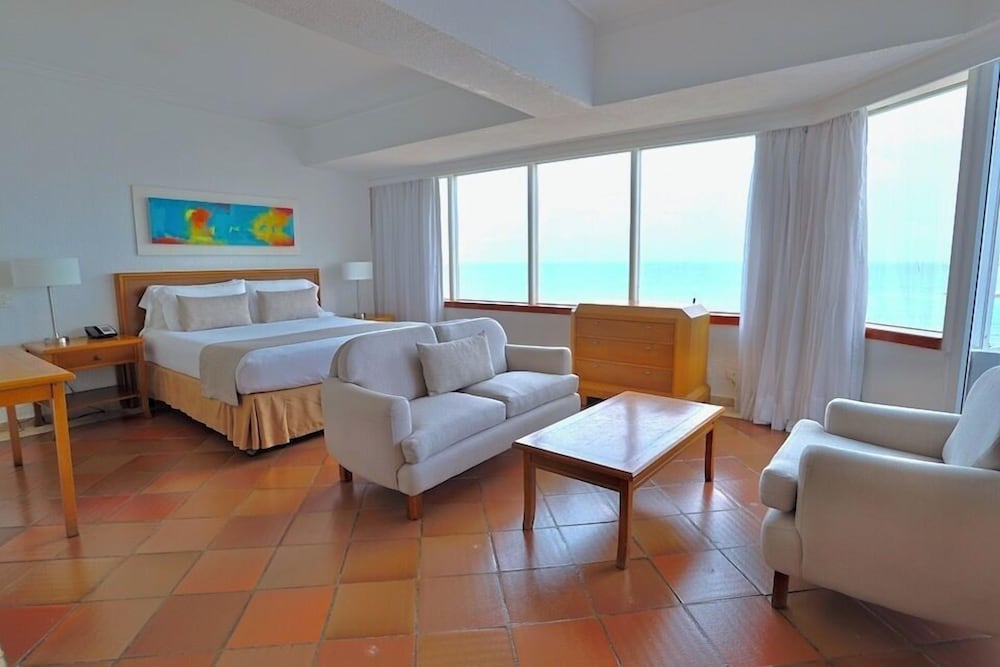 Luxury Room, 1 King Bed, Ocean View - Photo 2