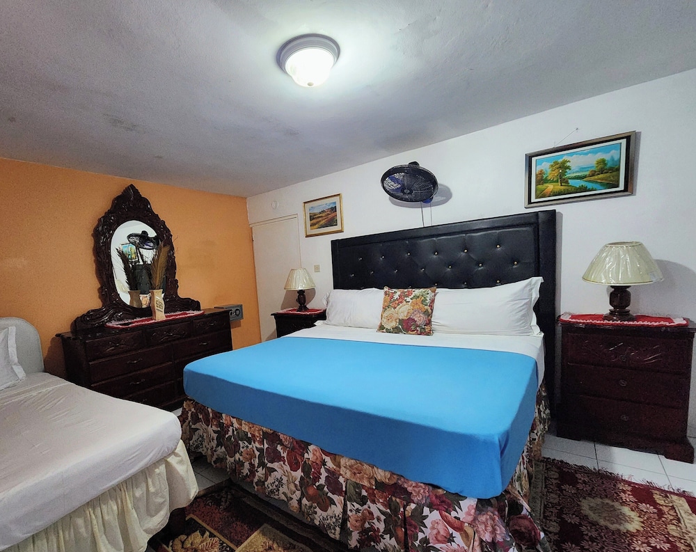 Standard Room, Multiple Beds, Pool Access photo 3