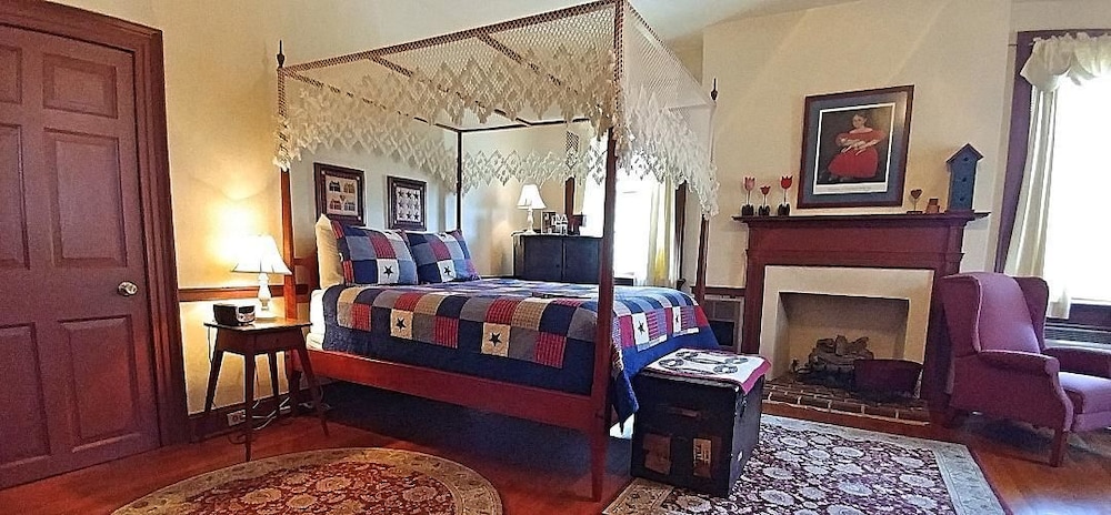 Room, Fireplace (The Ridge Room)