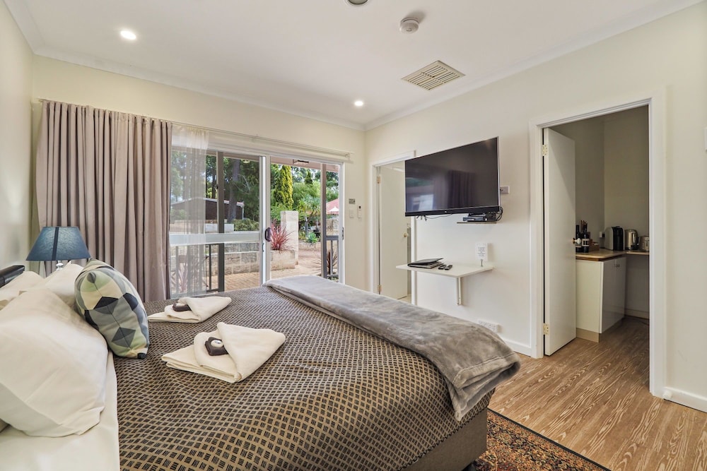 Comfort Room, 1 King Bed, Terrace, Garden View photo 3