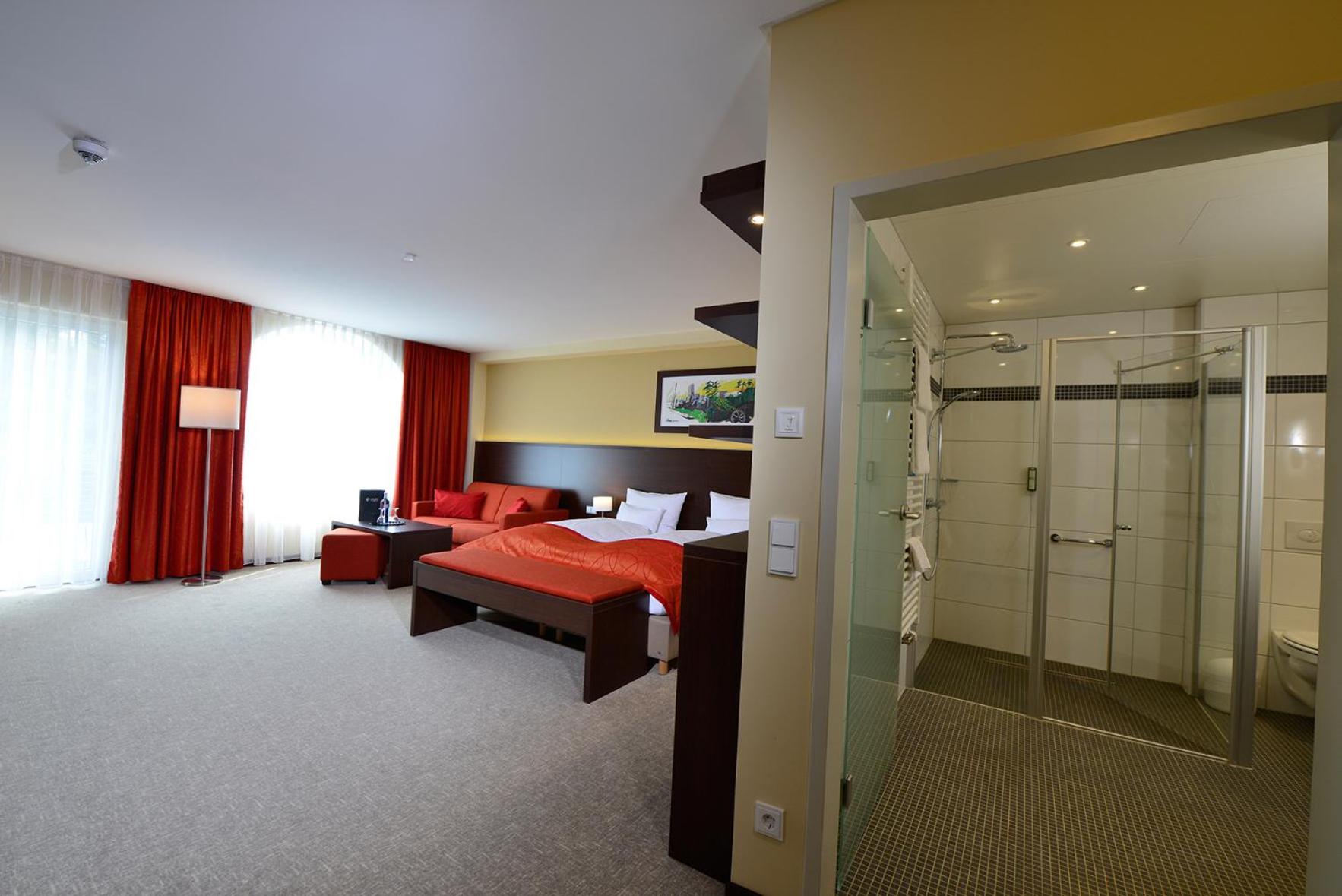 Deluxe Double Room with Balcony photo 3