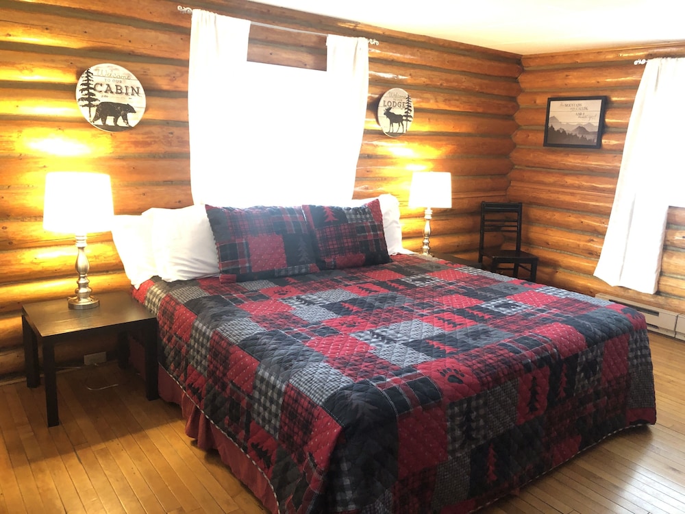 Traditional Cabin, 1 King Bed, Non Smoking (Cabin 17) photo 2