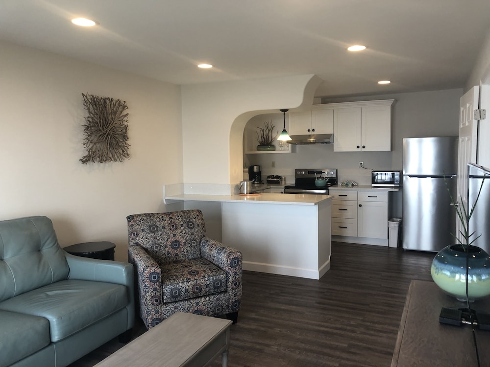 King Suite Kitchenette w/ Deck 1st Floor