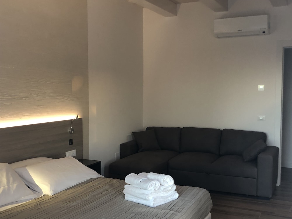 Family Triple Room, 1 Queen Bed, Balcony, Pool View photo 2