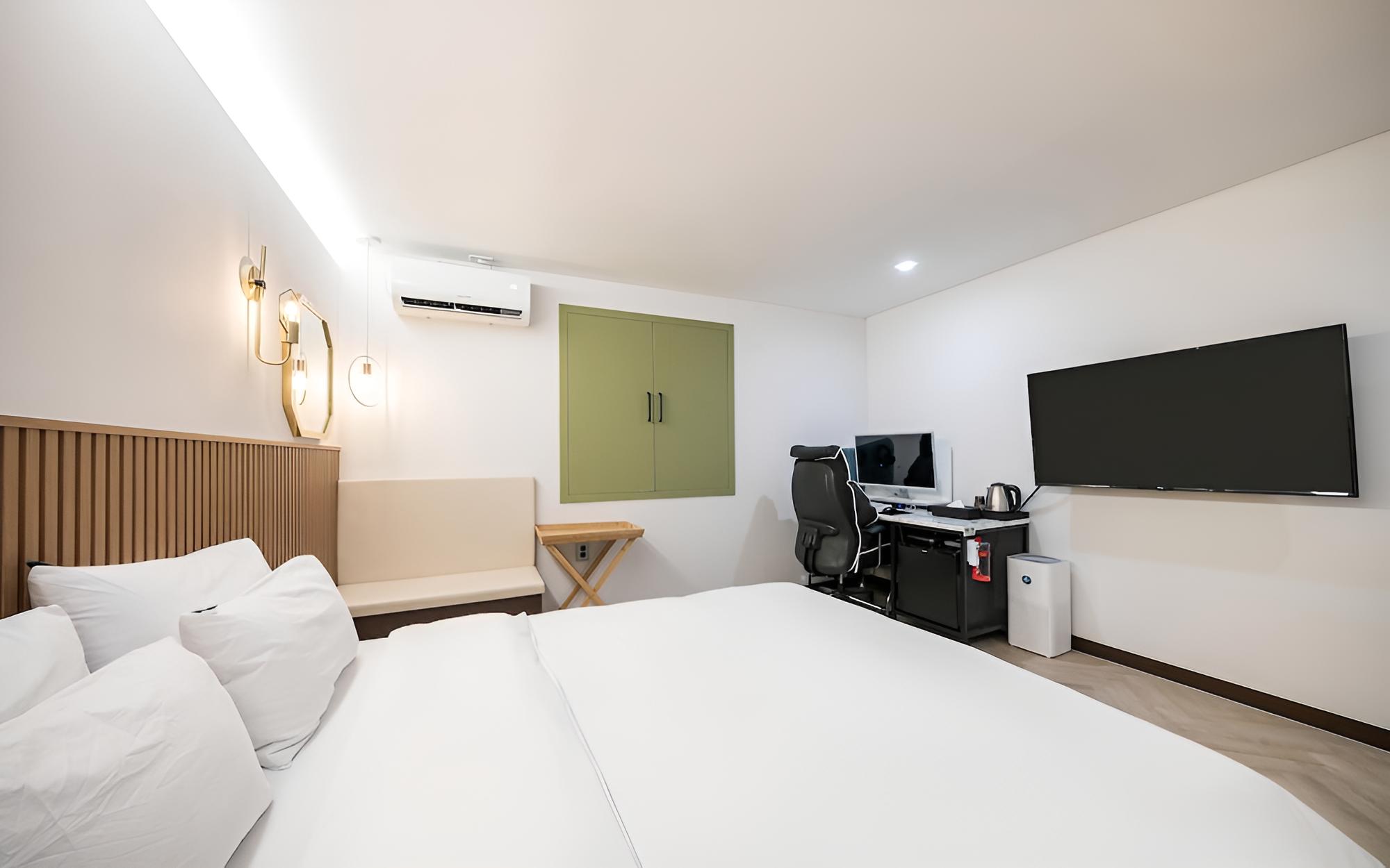 Room (STANDARD (50-inch LG UHD TV) (Netflix) - Photo 2