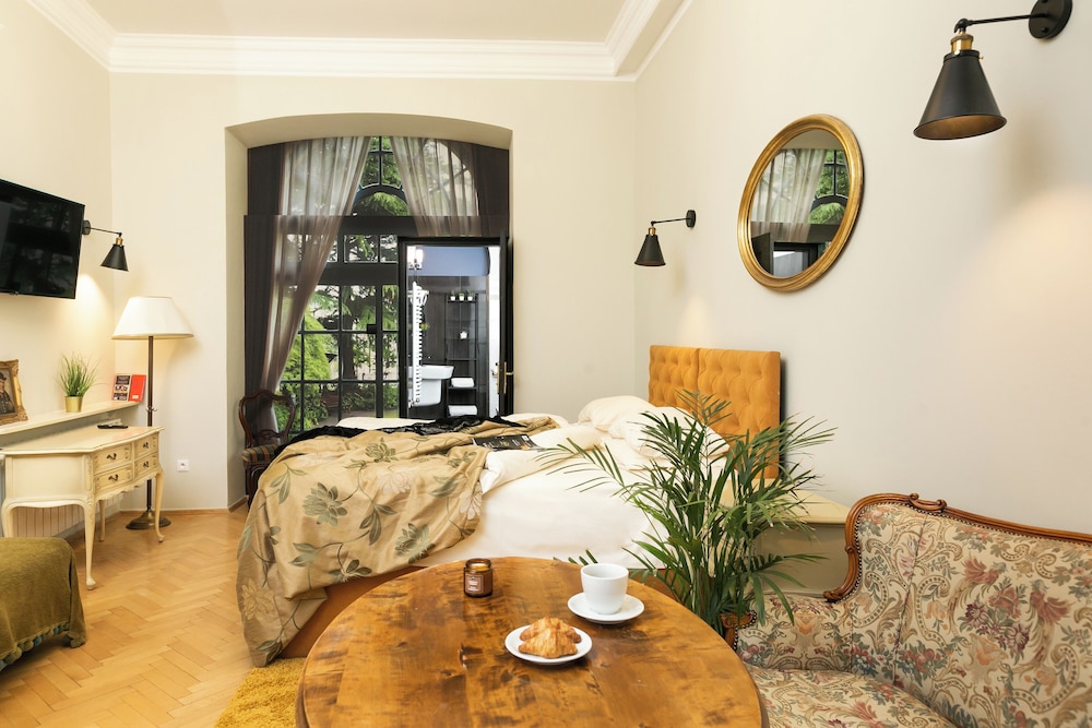 Superior Studio Suite, Courtyard View