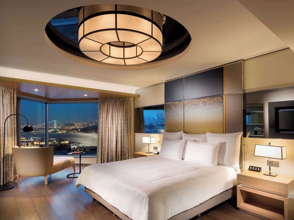 Suite, Jetted Tub with executive lounge access